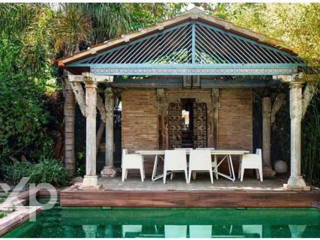 Villa exclusiva con alma exótica, piscina y jardín privado en Burriana