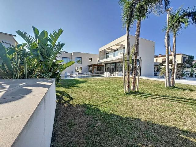 Villa Exclusiva Con Amarre En Empuriabrava. Descubre esta ex. 416m² Empuriabrava