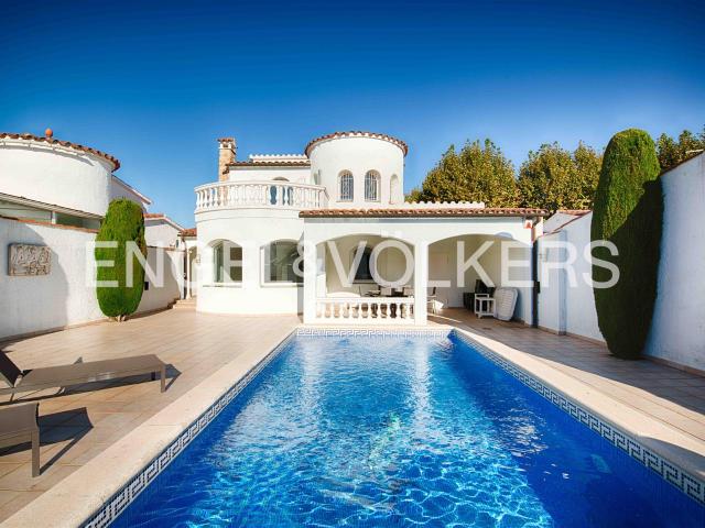 Villa exclusiva con amarre privado en la Venecia de la Costa. 251m² Empuriabrava