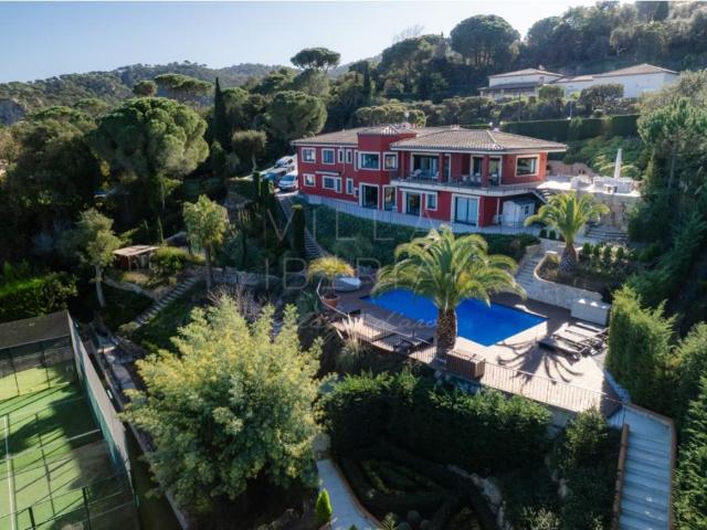 Villa exclusiva con pista de tenis en el Golf de Santa Crist. 400m² Santa Cristina d'Aro