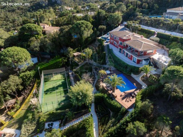 Villa exclusiva con pista de tenis en el Golf de Santa Cristina dAro