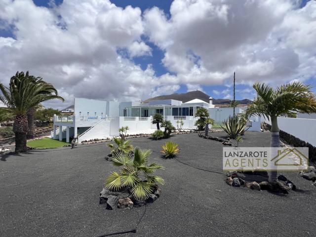 Villa exclusiva de 3 dormitorios con piscina privada climatizada, jacuzzi y vistas panorámicas al mar en Las Breñas