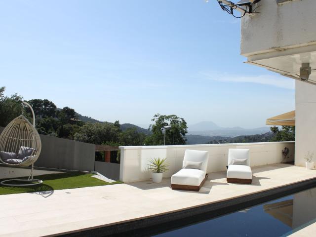 Villa exclusiva de alquiler de verano con piscina, jardines y vistas panorámicas sobre Barcelona