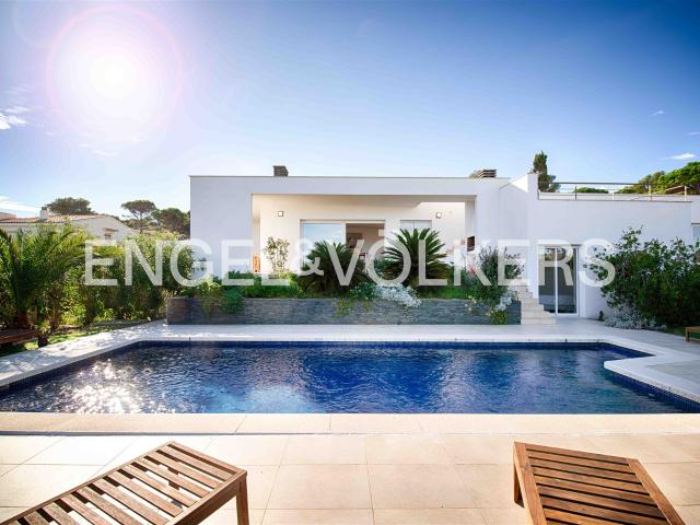 Villa exclusiva de arquitecto con vistas al mar, Faro de S'A. 215m² El Port de la Selva
