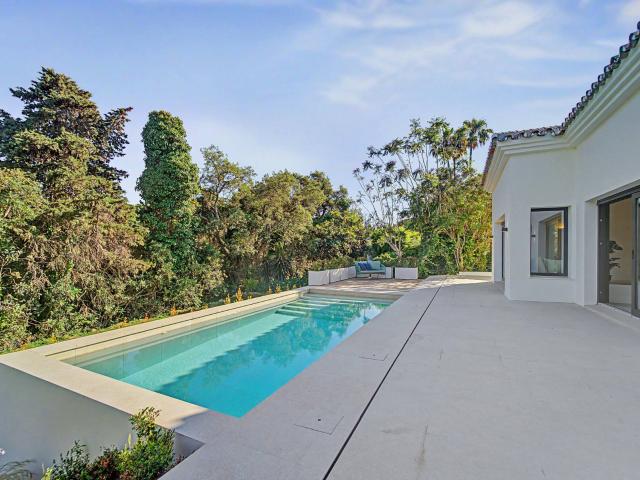 Villa Exclusiva en Sotogrande Costa, Amplia y Excelentemente Ubicada
