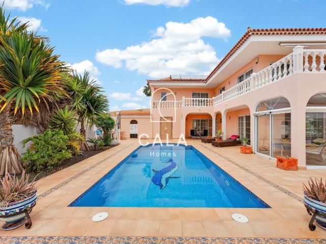 Villa Exclusiva en Parcela de Esquina con Vistas al Mar en C. 190m² Callao Salvaje
