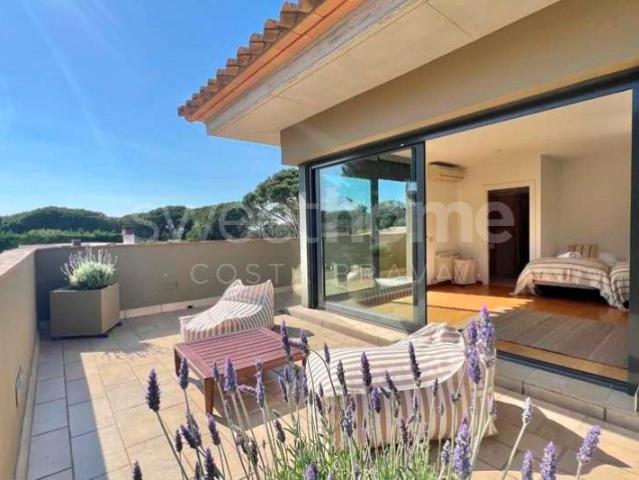 Villa exclusiva muy luminosa con piscina, jardín, calefacció. 460m² Begur