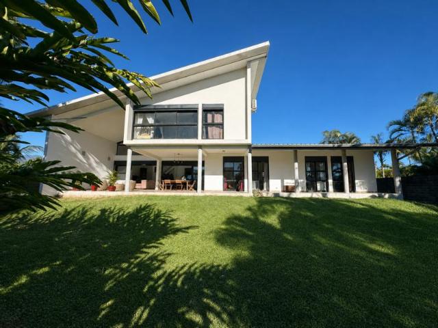 Villa F7 contemporaine 240 m2 Bord de mer, deuxième lign
