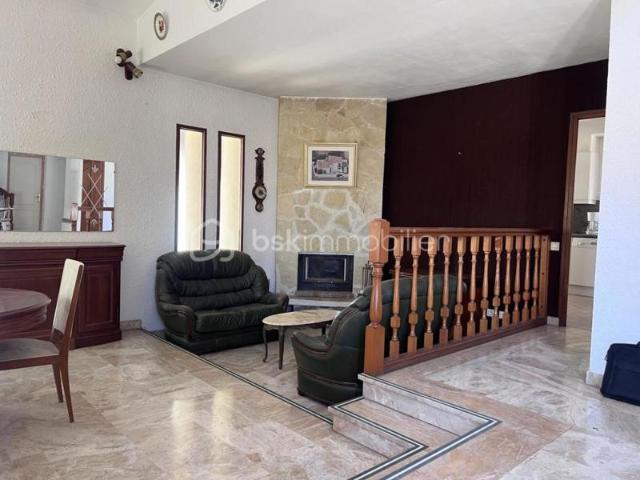 villa F5 de caractère à rénover en R+1 d'environ 177 m2 habitables sur terrain de 453 m2, 2 chb au rdc 2 à l'étage