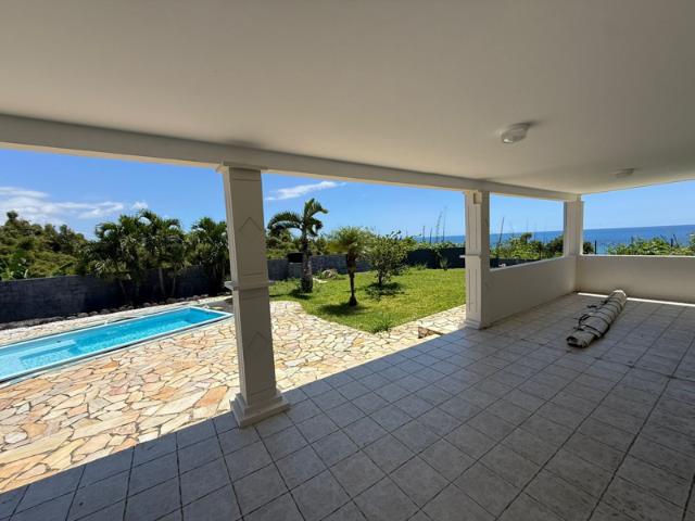 Villa F6 de 170 M2 avec piscine à Saint Benoît