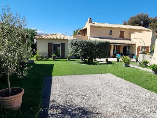 Villa familiale 210 m² avec piscine et pool house – Entre La. 210m² Lambesc