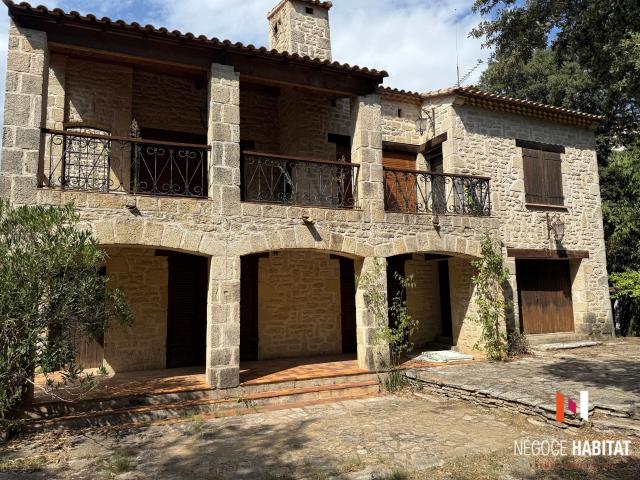 Villa familiale 7 pièces de 190 m2 sur 900 m2 de terrain arboré