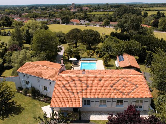 Villa Familiale Confortable située entre Saintes, Rochefort. 311m² Saint Savinien