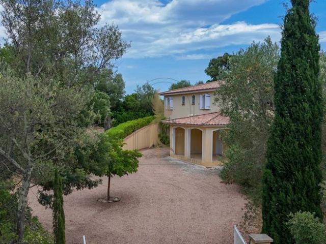 Villa familiale à Lecci avec grand terrain clos, dépendance et piscine
