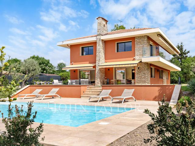 Villa familiale avec 6 chambres à louer Mougins Domaine privé, piscine chauffée, 6 chambres