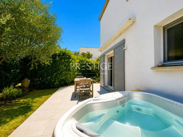 Villa familiale aux prestations soignées Jardin paysagé, j