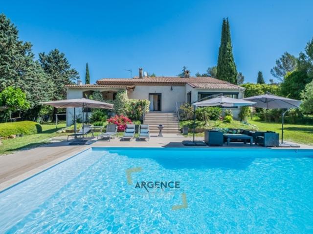 VILLA FAMILIALE AU CALME AVEC PISCINE