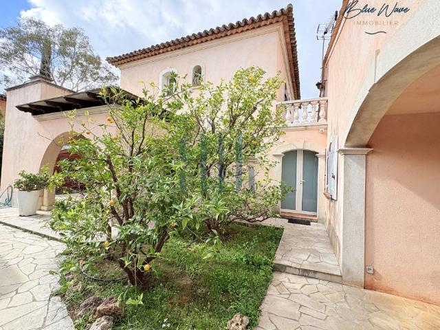Villa familiale avec appartement indépendant et fort potentiel Fréjus