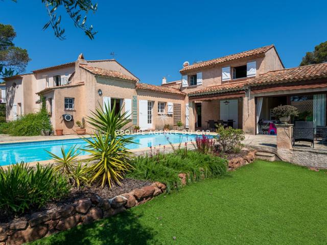 Villa Familiale Avec Piscine À Quelques Pas De La Mer Et Du. 300m² Saint Raphaël