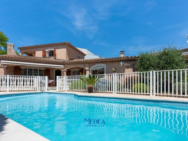 Villa familiale avec piscine dans un environnement particuli