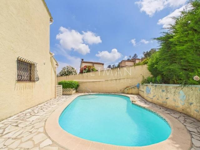 Villa familiale avec piscine dans un secteur résidentiel recherché Cagnes sur Mer