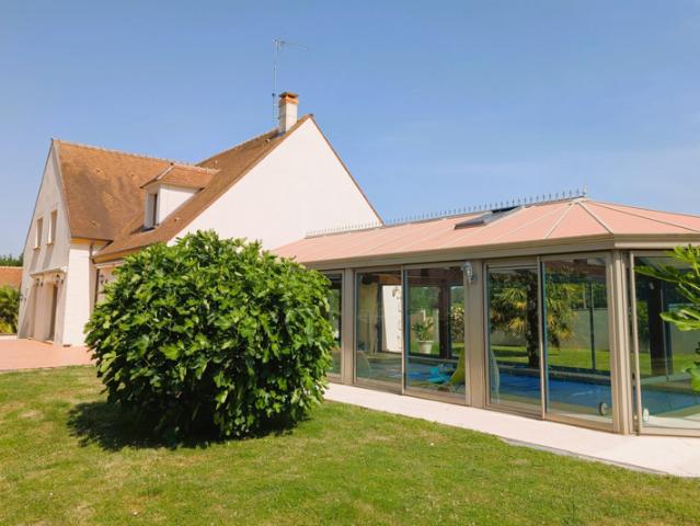Villa familiale avec piscine intérieure chauffée – 340 m² ?