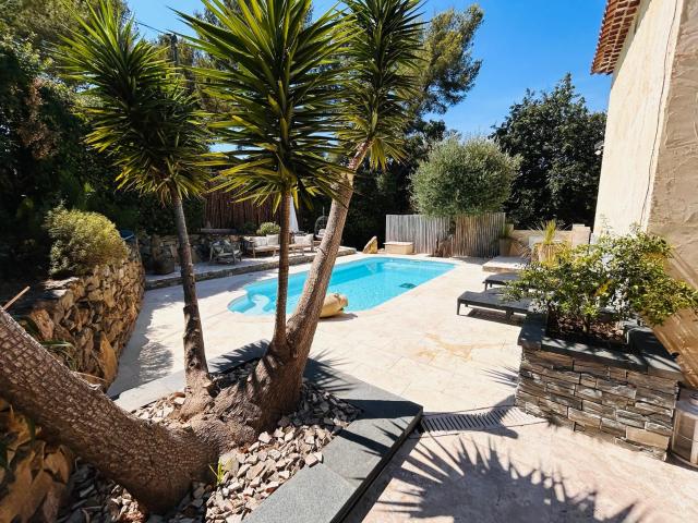 Villa familiale avec piscine sur 850 m2 de terrain La Seyne sur Mer Quartier L'Evescat
