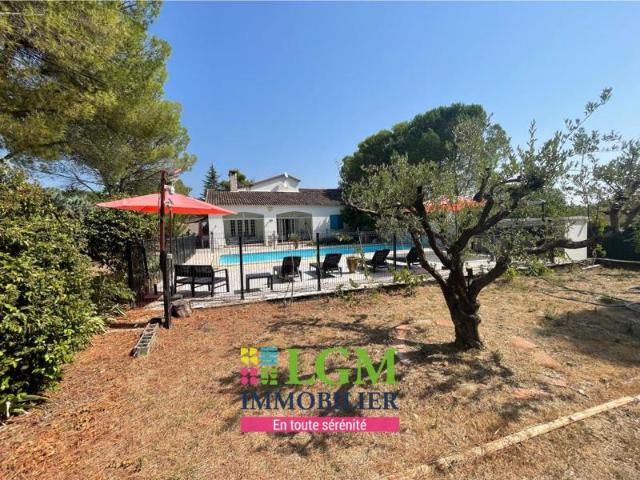 Villa familiale avec piscine, terrasses et grand jardin paysagé