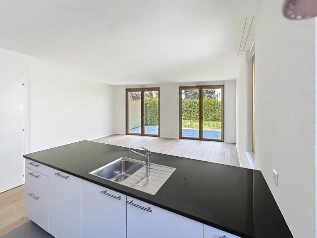 Villa familiale baignée de lumière avec jardin, un cadre de vie idéal à proximité de toutes les commodités. Comptoir Immobilier