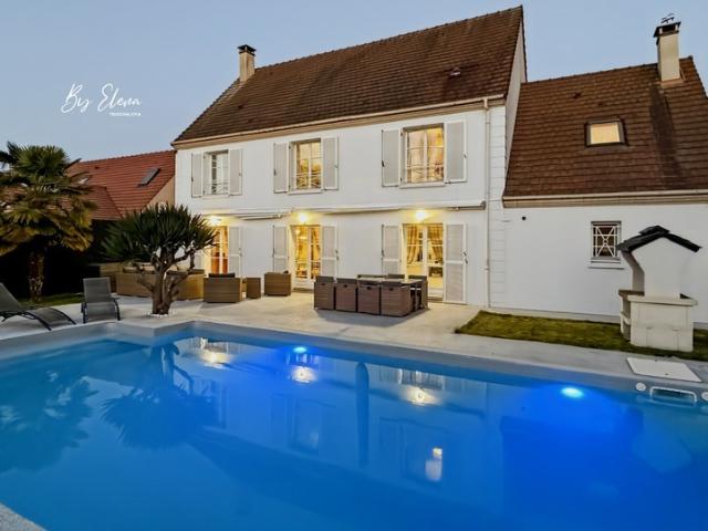 Villa 6 ch dont 2 suites, piscine chauffée, sans vis à vis – Claye Souilly Seine et Marne – 2 garages – grand jardin – au calme – élégante et familiale sans vis à vis – proche Disney à vendre