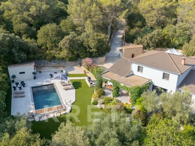 Villa familiale moderne dans un écrin de verdure au coeur du. 185m² Nîmes