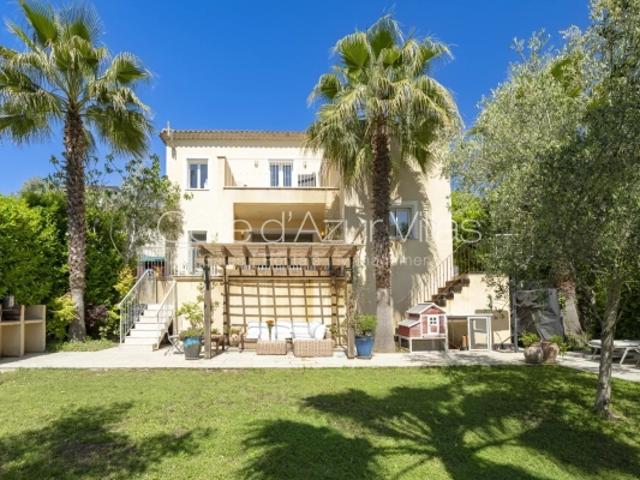 Villa familiale récente, à pied du village