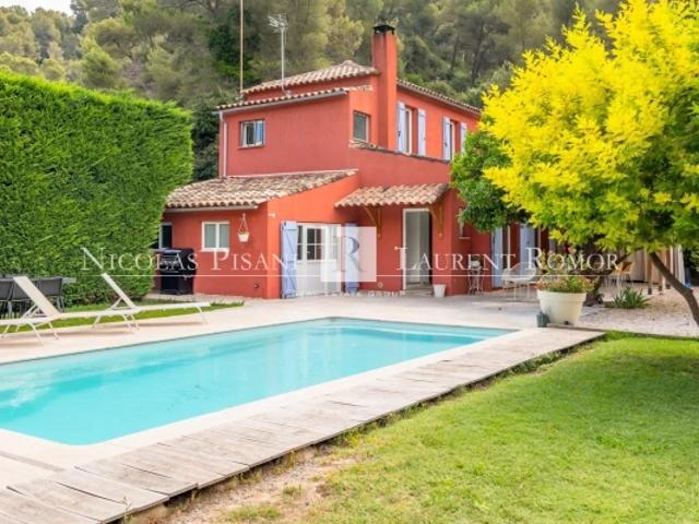 VILLA FAMILIALE RENOVEE AVEC PISCINE ET TERRAIN PLAT