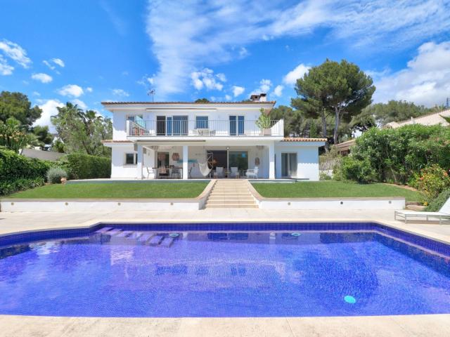 VILLA FAMILIAR VERSÁTIL REFORMADA CERCA DE LA PEQUEÑA PLAYA. 398m² Santa Ponça