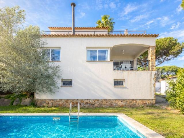 Villa familiar con piscina y vistas verdes 225m² Calonge