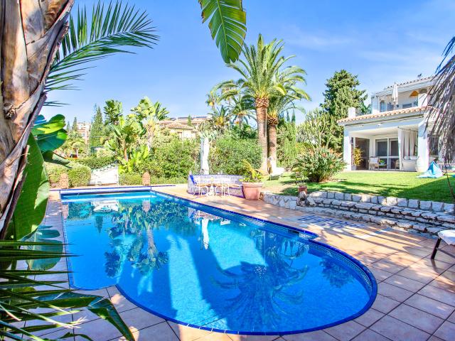 Villa familiar de lujo en Marbesa: Un paraíso costero