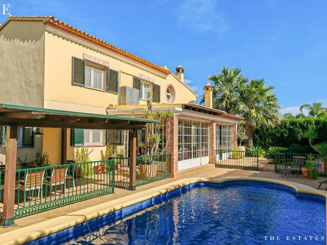 Villa familiar en venta en Dénia con amplios espacios y sol. 489m² Dénia
