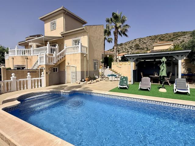 Villa familiar excepcional con apartamentos para invitados. 215m² Hondón de las Nieves