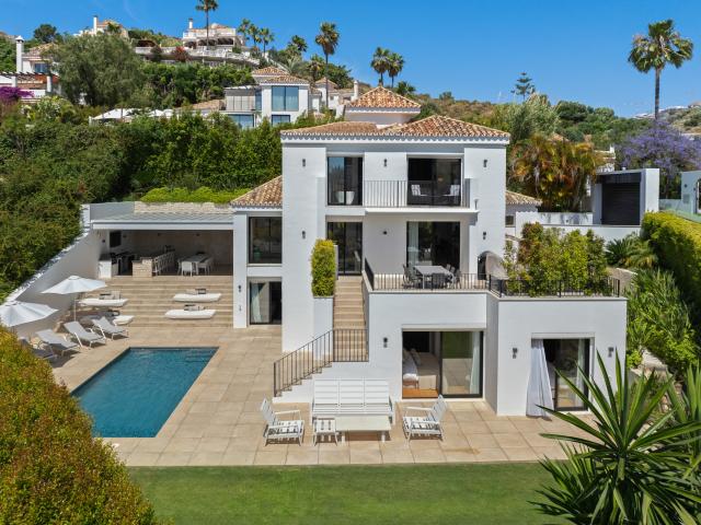 Villa familiar iluminada en urbanización cerrada del Club de Los Naranjos Hill Nueva Andalucía
