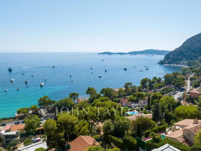 Villa face à la mer sur 6000m² de terrain 275m² Eze