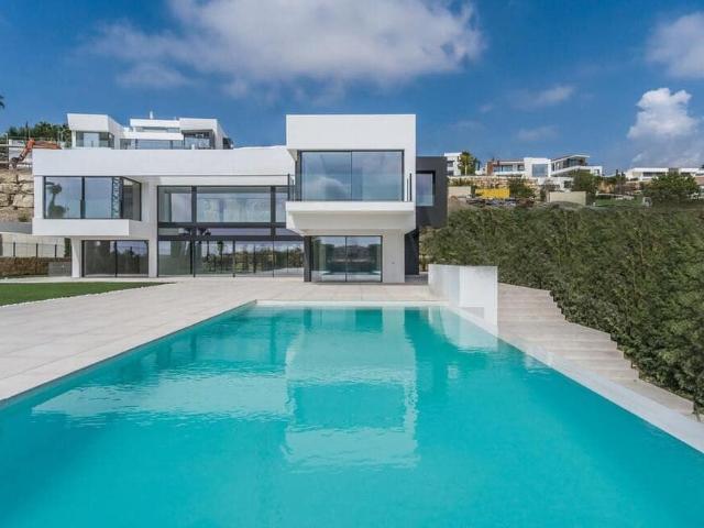 Villa for rent in El Paraíso, Benahavís, Málaga