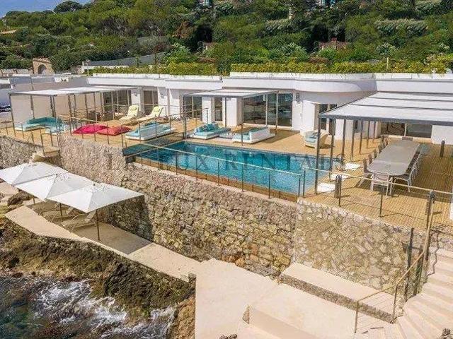 Villa flottante moderne avec piscine et vue panoramique sur. 160m² Antibes