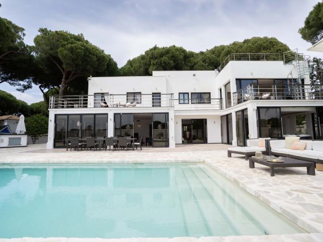 Villa frente a la playa en Cabopino, Marbella Este