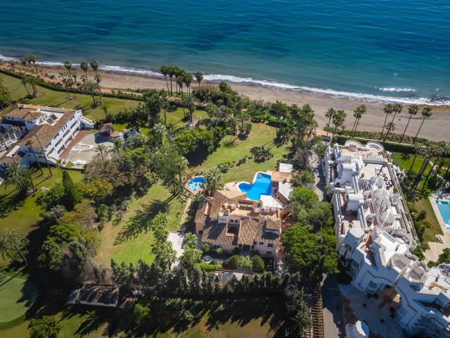 Villa frente a la playa rara en una parcela de 5.000 m² en l. 1013m² Estepona