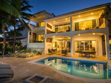 Villa frente al mar en Venta en Akumal Propiedad ?nica con acceso directo a la playa. Ideal para inversi?n o renta vacacional