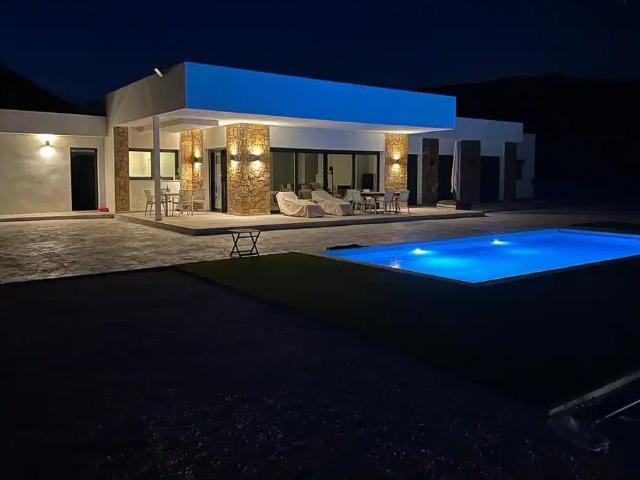 Villa fuera de plano 4 dormitorios, piscina privada y ampl. 227m² Aspe