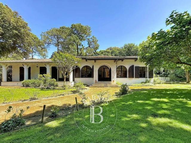 VILLA GAUME STYLE ART DÉCO DE 305 M² AVEC PISCINE AU PYLA SUR MER, PLAGE À PIED