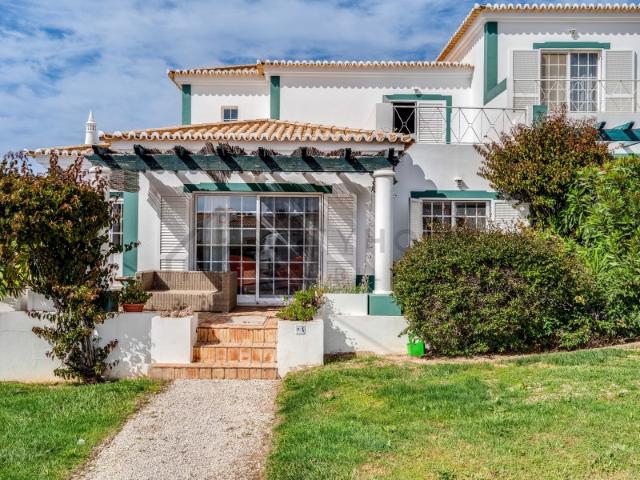 Moradia T3 geminada moderna e luminosa na Quinta do Rosal, Carvoeiro