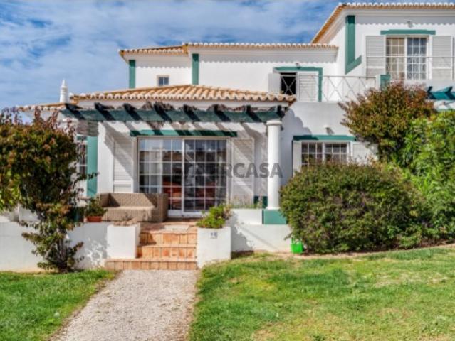 Moradia T3 geminada moderna e luminosa na Quinta do Rosal, Carvoeiro