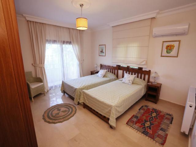 Villa Girne, 211000